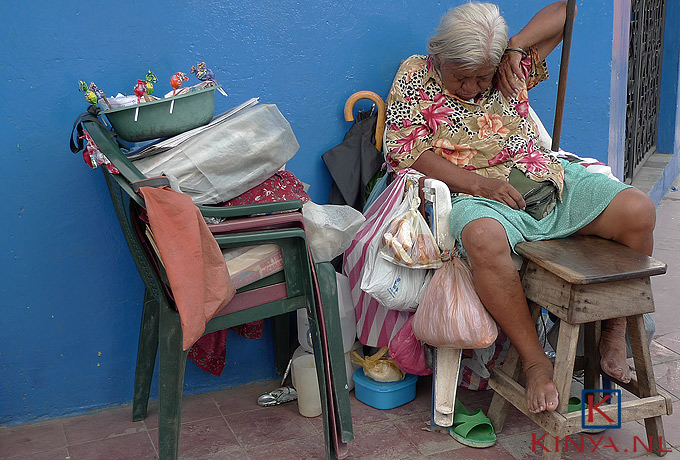 Slapende straatverkoopster in Granada, Nicaragua